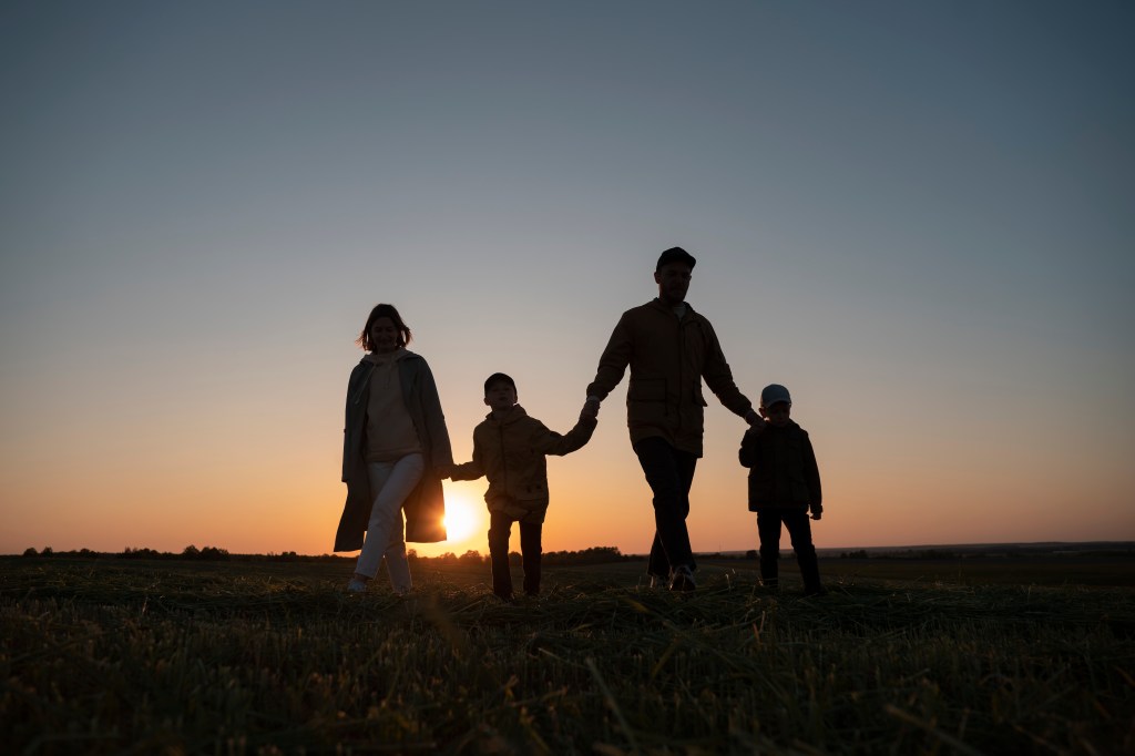 Denna bild har ett alt-attribut som är tomt. Dess filnamn är full-shot-family-silhouette-having-fun-sunset-1.jpg